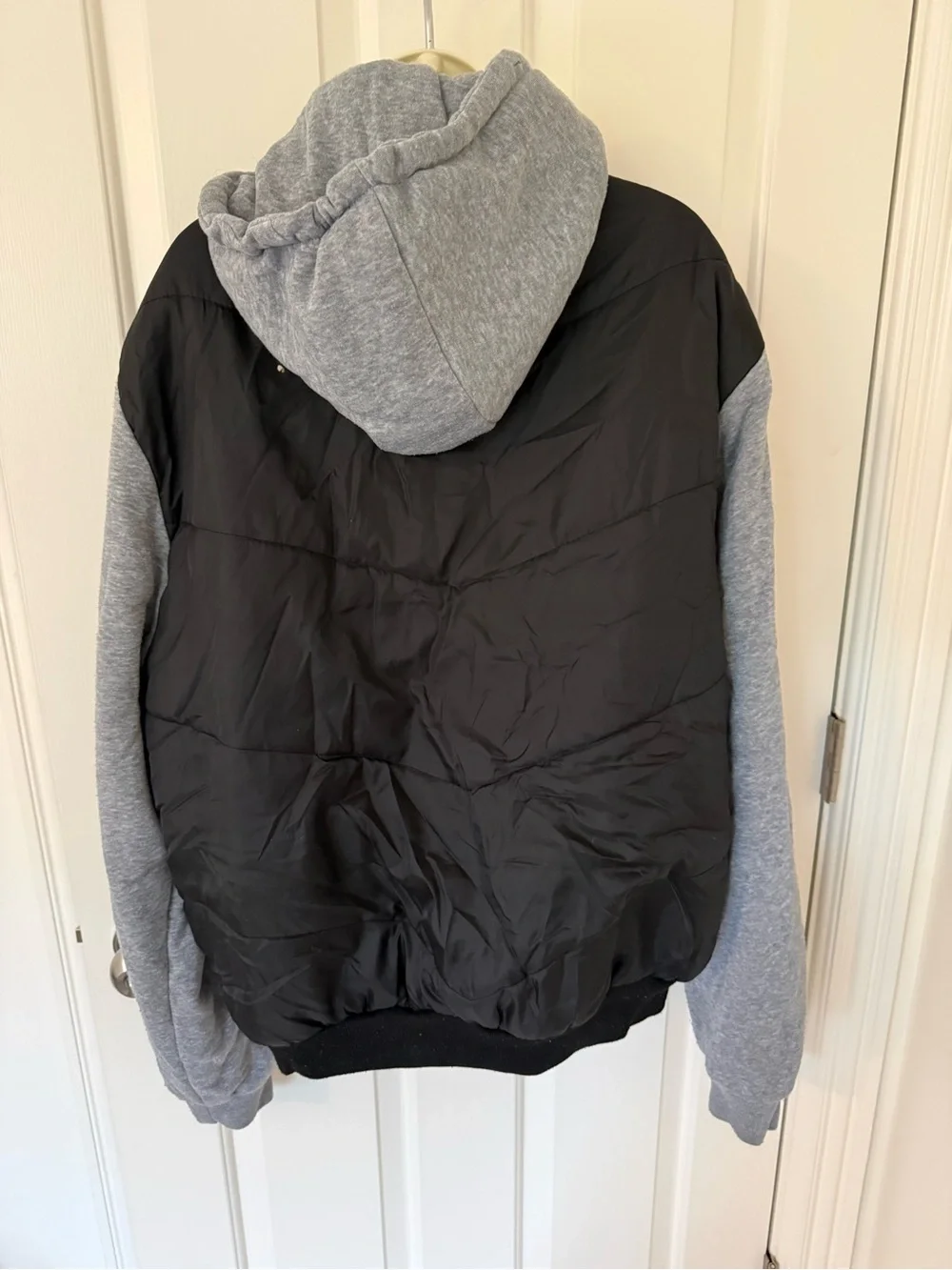 AEROPOSTALE Y2K Black Puffer Jacket with Gray Hooded Sleeves - Men's
